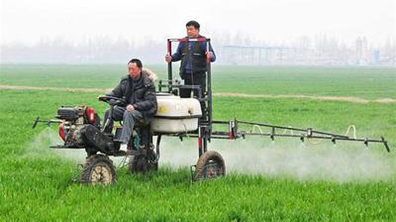 上海小型拖拉机出租报价解析：价格构成与影响因素